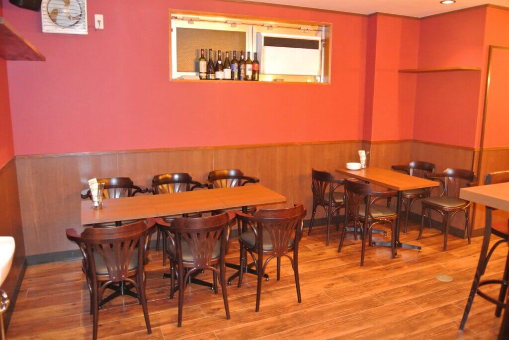 店内のテーブル席